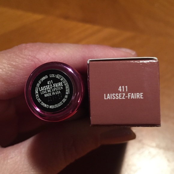 MAC Love Me Lipstick Laissez-Faire π - Picture 10 of 16